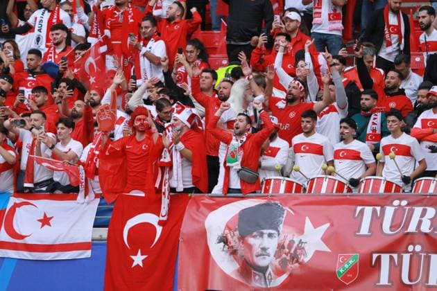 Leipzig, Sachsen, Deutschland, 02.07.2024: Red-Bull-Arena: Fußball-EM 2024, Achtelfinale, Österreich - Türkei: Türkische Fans Copyright: xdtsxNachrichtenagenturx dts_42932