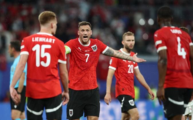 02.07.2024, xtgx, Fussball EM 2024 1 8 Finale, Österreich - Türkei emspor, v.l. Philipp Lienhart (Oesterreich), Marko Arnautovic (Oesterreich), Kevin Danso (Oesterreich) gibt Anweisungen, gestikuliert, mit den Armen gestikulieren gives instructions, gesticulate (UEFA REGULATIONS PROHIBIT ANY USE OF PHOTOGRAPHS as IMAGE SEQUENCES and or QUASI-VIDEO) Leipzig