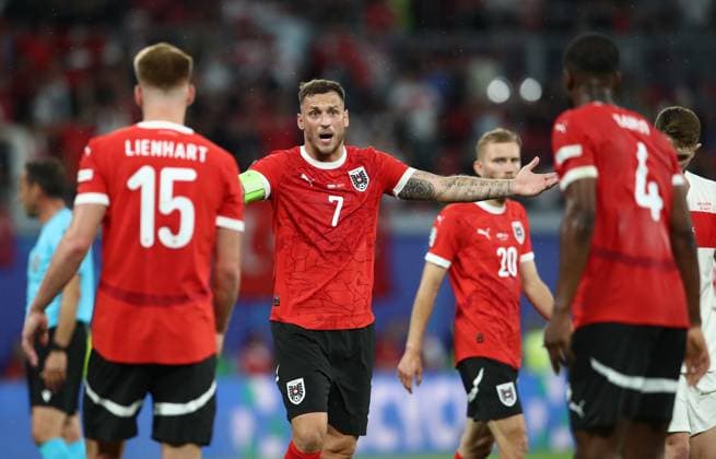 02.07.2024, xtgx, Fussball EM 2024 1 8 Finale, Österreich - Türkei emspor, v.l. Philipp Lienhart (Oesterreich), Marko Arnautovic (Oesterreich), Kevin Danso (Oesterreich) gibt Anweisungen, gestikuliert, mit den Armen gestikulieren gives instructions, gesticulate (UEFA REGULATIONS PROHIBIT ANY USE OF PHOTOGRAPHS as IMAGE SEQUENCES and or QUASI-VIDEO) Leipzig