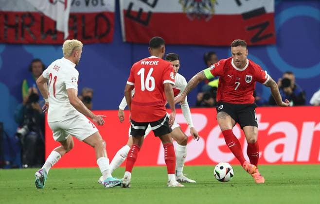 02.07.2024, xtgx, Fussball EM 2024 1 8 Finale, Österreich - Türkei emspor, v.l. Baris Alper Yilmaz (Türkei Tuerkei), Phillipp Mwene (Oesterreich), Mert Müldür (Türkei Tuerkei), Marko Arnautovic (Oesterreich) (UEFA REGULATIONS PROHIBIT ANY USE OF PHOTOGRAPHS as IMAGE SEQUENCES and or QUASI-VIDEO) Leipzig