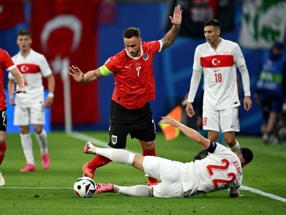Fussball Euro 2024 Achtelfinale 02.07.2024 Oesterreich - Tuerkei Marko Arnautovic (li, Oesterreich) gegen Kaan Ayhan (re, Tuerkei)