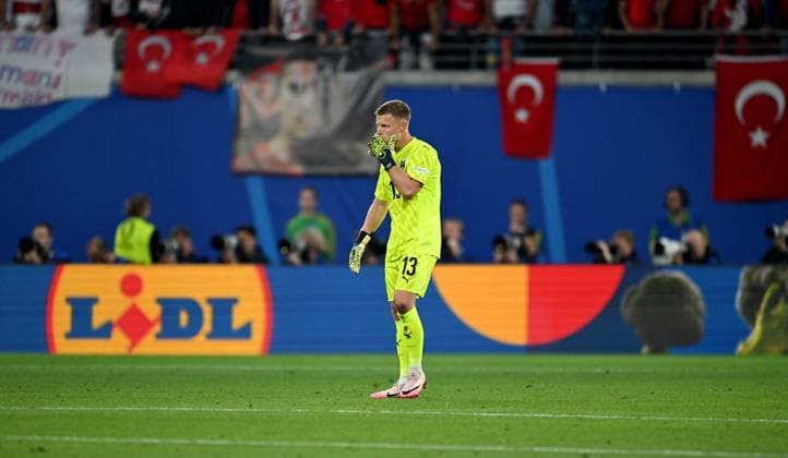 Fussball Euro 2024 Achtelfinale 02.07.2024 Oesterreich - Tuerkei Torwart Patrick Pentz (Oesterreich)