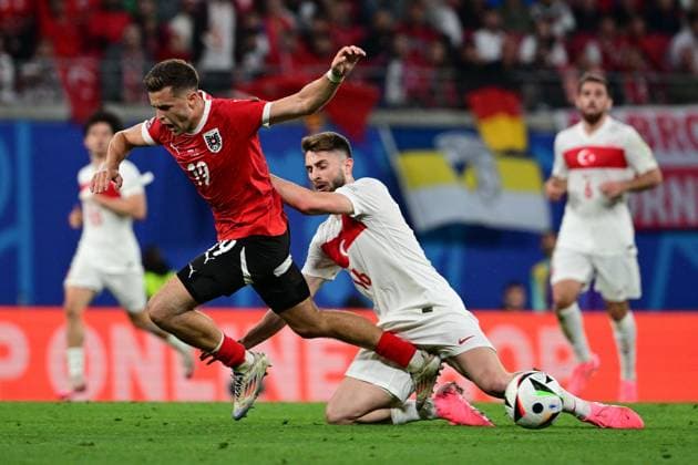im Zweikampf, Aktion, mit Christoph Baumgartner 19 (Oesterreich), Ismail Yueksek 16 (Tuerkei), Oesterreich vs. Tuerkei, Fussball, UEFA EURO, EM, Europameisterschaft,Fussball 2024, Achtelfinale, 02.07.2024 Leipzig Sachsen Deutschland