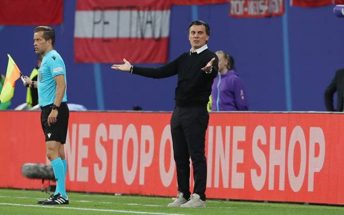 Trainer Vincenzo Montella zeigend, gestikulierend Einzelbild Freisteller Aktion Fußball Fussball Europameisterschaft Euro 2024 EM Herren Saison 2023 2024 02.07.2024 Österreich AUT vs. Türkei TUR in Leipzig DFL regulations prohibit any use of photographs as image sequences and or quasi-video.