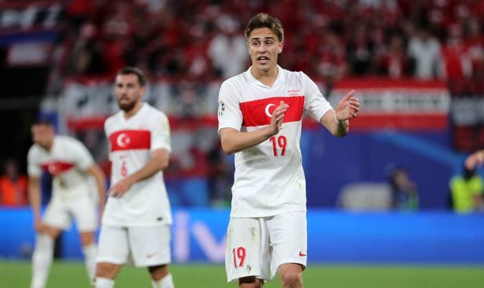 Kenan Yildiz zeigend, gestikulierend Aktion Oberkörper Fußball Fussball Europameisterschaft Euro 2024 EM Herren Saison 2023 2024 02.07.2024 Österreich AUT vs. Türkei TUR in Leipzig DFL regulations prohibit any use of photographs as image sequences and or quasi-video.
