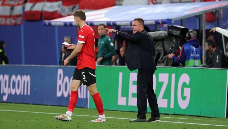 Trainer Ralf Rangnick gibt Zettel mit Anweisungen an Stefan Posch Fußball Fussball Europameisterschaft Euro 2024 EM Herren Saison 2023 2024 02.07.2024 Österreich AUT vs. Türkei TUR in Leipzig DFL regulations prohibit any use of photographs as image sequences and or quasi-video.
