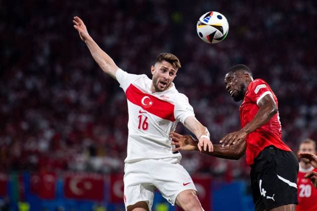 Ismail Yueksek (Tuerkei, 16) im Zweikampf mit Kevin Danso (Oesterreich, 04), GER, Austria (AUT) vs Tuerkiye (TUR), Fussball Europameisterschaft, UEFA EURO, EM, Europameisterschaft,Fussball 2024, Round of 16, 02.07.2024 GER, Austria (AUT) vs Tuerkiye (TUR), Fussball Europameisterschaft, UEFA EURO 2024, Round of 16, 02.07.2024 Leipzig Copyright: xEibner-Pressefoto Memmlerx EP_MMR