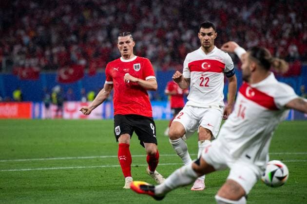 Marcel Sabitzer (Oesterreich, 09) vergibt die Torchance im Zweikampf mit Abduelkerim Bardakci (Tuerkei, 14), Kaan Ayhan (Tuerkei, 22), GER, Austria (AUT) vs Tuerkiye (TUR), Fussball Europameisterschaft, UEFA EURO, EM, Europameisterschaft,Fussball 2024, Round of 16, 02.07.2024 GER, Austria (AUT) vs Tuerkiye (TUR), Fussball Europameisterschaft, UEFA EURO 2024, Round of 16, 02.07.2024 Leipzig Copyright: xEibner-Pressefoto Memmlerx EP_MMR