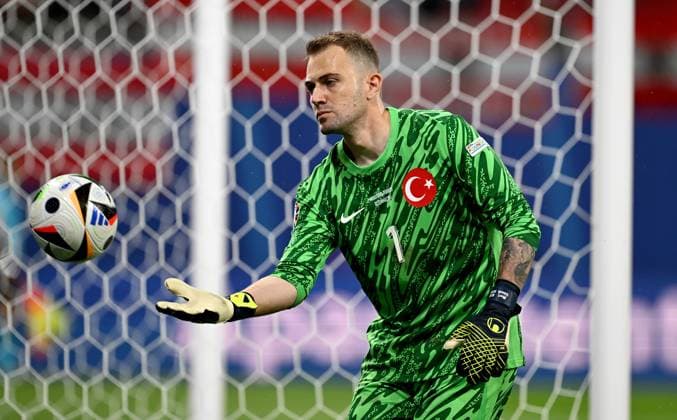Fussball Euro 2024 Achtelfinale 02.07.2024 Oesterreich - Tuerkei Torwart Mert Guenok (Tuerkei)