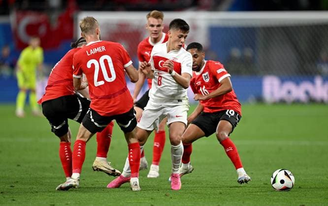 Fussball Euro 2024 Achtelfinale 02.07.2024 Oesterreich - Tuerkei Arda Gueler (3. v. li., Tuerkei) tanzt mit Oesterreich, von links, Marcel Sabitzer (Oesterreich) gegen Konrad Laimer (Oesterreich) gegen Arda Gueler (Tuerkei) gegen Phillipp Mwene (Oesterreich)