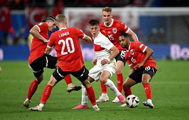 Fussball Euro 2024 Achtelfinale 02.07.2024 Oesterreich - Tuerkei Arda Gueler (3. v. li., Tuerkei) tanzt mit Oesterreich, von links, Marcel Sabitzer (Oesterreich) gegen Konrad Laimer (Oesterreich) gegen Arda Gueler (Tuerkei) gegen Phillipp Mwene (Oesterreich)