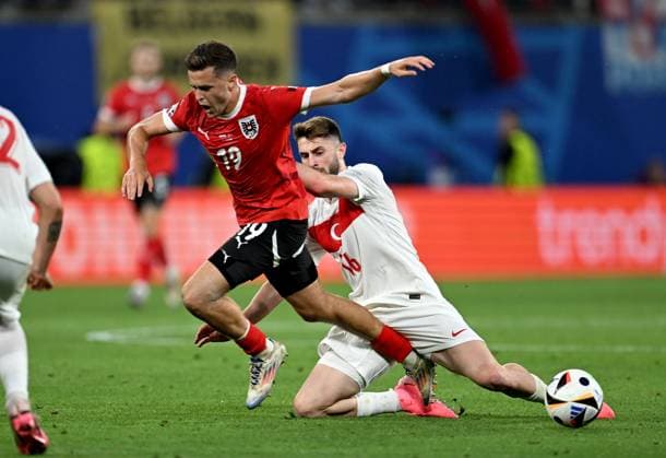 Fussball Euro 2024 Achtelfinale 02.07.2024 Oesterreich - Tuerkei Christoph Baumgartner (li., Oesterreich) gegen Ismail Yueksek (re, Tuerkei)