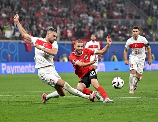02.07.2024, Fussball UEFA EURO, EM, Europameisterschaft,Fussball 2024, Achtelfinale, Österreich - Türkei, in der RB Arena Leipzig, v.l. Merih Demiral (Türkei) gegen Konrad Laimer (Österreich)