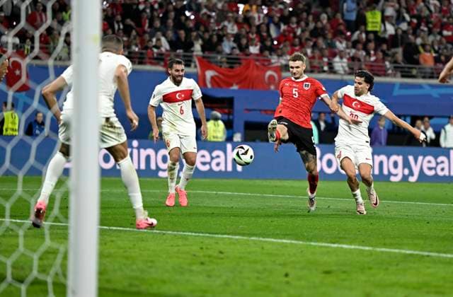 02.07.2024, Fussball UEFA EURO, EM, Europameisterschaft,Fussball 2024, Achtelfinale, Österreich - Türkei, in der RB Arena Leipzig, v.l. Orkun Kökcü (Türkei), Stefan Posch (Österreich) und Ferdi Kadioglu (Türkei)