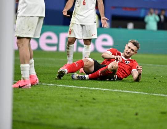 02.07.2024, Fussball UEFA EURO, EM, Europameisterschaft,Fussball 2024, Achtelfinale, Österreich - Türkei, in der RB Arena Leipzig, Stefan Posch (Österreich) am Boden