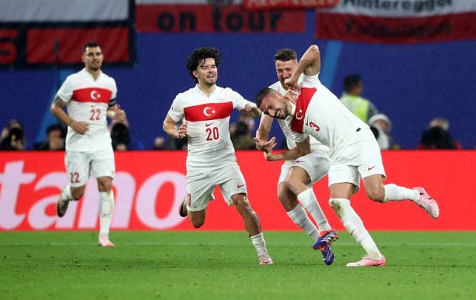 Sport Bilder des Tages 02.07.2024, xtgx, Fussball EM 2024 1 8 Finale, Österreich - Türkei emspor, v.l. Salih Özcan (Türkei Tuerkei), Merih Demiral (Türkei Tuerkei) celebrate the goal, Der Torjubel zum 2:0 (UEFA REGULATIONS PROHIBIT ANY USE OF PHOTOGRAPHS as IMAGE SEQUENCES and or QUASI-VIDEO) Leipzig