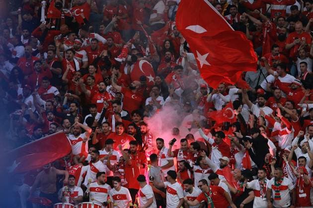 Leipzig, Sachsen, Deutschland, 02.07.2024: Red-Bull-Arena: Fußball-EM 2024, Achtelfinale, Österreich - Türkei: Türkische Fans zünden Pyrotechnik nach dem 1:0 durch Merih Demiral Copyright: xdtsxNachrichtenagenturx dts_42945