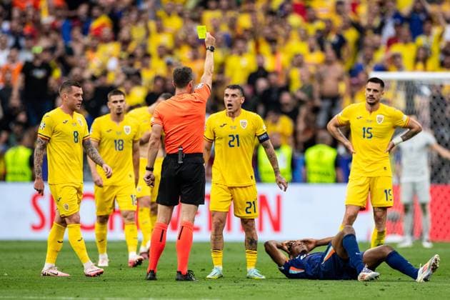 UEFA EURO, EM, Europameisterschaft,Fussball 2024: Rumänien - Niederlande; 02.07.2024 Nicolae Stanicu (Rumänien, 21) bekommt gelbe Karte, weil er mit der Entscheidung von Felix Zwayer (Deutschland, Schiedsrichter) nicht zufrieden ist. UEFA EURO 2024: Rumänien - Niederlande; Munich Football Arena, München; 02.07.2024 Copyright: xBEAUTIFULxSPORTS Buriakovx