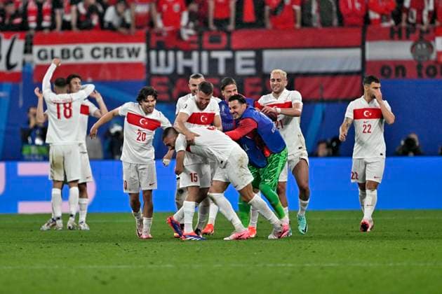 02.07.2024, Fussball UEFA EURO, EM, Europameisterschaft,Fussball 2024, Achtelfinale, Österreich - Türkei, in der RB Arena Leipzig, Alle türken freuen sich mit Merih Demiral (Türkei) dem Torschützen