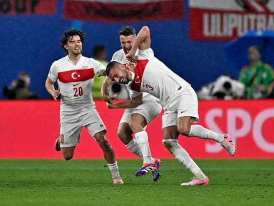 02.07.2024, Fussball UEFA EURO, EM, Europameisterschaft,Fussball 2024, Achtelfinale, Österreich - Türkei, in der RB Arena Leipzig, Alle türken freuen sich mit Merih Demiral (Türkei) dem Torschützen