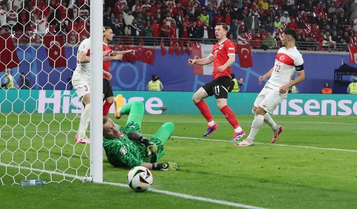 Michael Gregoritsch trifft daneben, Torwart Mert Günok , Kaan Ayhan Zweikampf Spielszene Aktion Fußball Fussball Europameisterschaft Euro 2024 EM Herren Saison 2023 2024 02.07.2024 Österreich AUT vs. Türkei TUR in Leipzig DFL regulations prohibit any use of photographs as image sequences and or quasi-video.