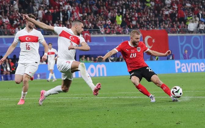 Merih Demiral, Konrad Laimer Zweikampf Spielszene Aktion Fußball Fussball Europameisterschaft Euro 2024 EM Herren Saison 2023 2024 02.07.2024 Österreich AUT vs. Türkei TUR in Leipzig DFL regulations prohibit any use of photographs as image sequences and or quasi-video.