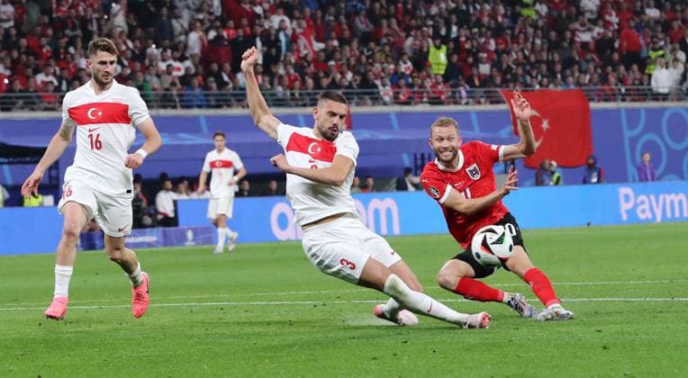 Merih Demiral, Konrad Laimer Zweikampf Spielszene Aktion Fußball Fussball Europameisterschaft Euro 2024 EM Herren Saison 2023 2024 02.07.2024 Österreich AUT vs. Türkei TUR in Leipzig DFL regulations prohibit any use of photographs as image sequences and or quasi-video.