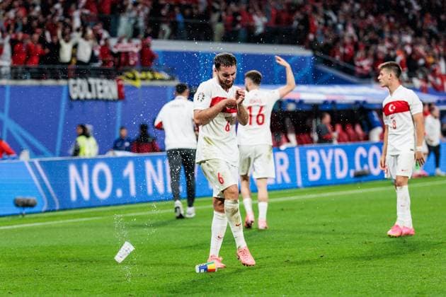 UEFA EURO, EM, Europameisterschaft,Fussball 2024: Österreich - Türkei; 02.07.2024 Jubel zum 0:2 durch Merih Demiral (Türkei, 3) Orkun Kökcü (Türkei, 6) wird mit einem Becher beworfen UEFA EURO 2024: Österreich - Türkei; Leipzig Stadion, Leipzig am 02.07.2024 Copyright: xBEAUTIFULxSPORTS Wunderlx