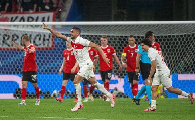 Fussball, Herren, Saison 2023 24, UEFA EURO, EM, Europameisterschaft,Fussball EM 2024, Achtelfinale in Leipzig, Österreich - Türkei, v.l. Merih Demiral (Türkei), Ferdi Kadioglu (Türkei), Jubel nach Tor zum 0:2, 02.07. 2024, Copyright: xMatthiasxKochx