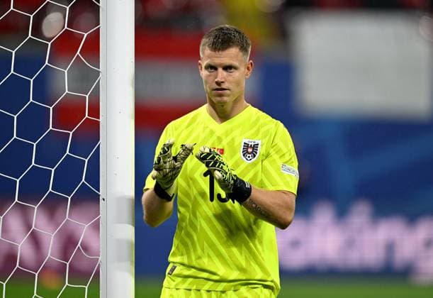Fussball Euro 2024 Achtelfinale 02.07.2024 Oesterreich - Tuerkei Torwart Patrick Pentz (Oesterreich)