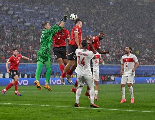 02.07.2024, Fussball UEFA EURO, EM, Europameisterschaft,Fussball 2024, Achtelfinale, Österreich - Türkei, in der RB Arena Leipzig, Mert Günok (Türkei) wehrt den Ball ab