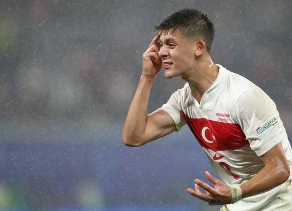 02.07.2024, xtgx, Fussball EM 2024 1 8 Finale, Österreich - Türkei emspor, v.l. Arda Güler Gueler (Türkei Tuerkei) gibt Anweisungen, gestikuliert, mit den Armen gestikulieren gives instructions, gesticulate (UEFA REGULATIONS PROHIBIT ANY USE OF PHOTOGRAPHS as IMAGE SEQUENCES and or QUASI-VIDEO) Leipzig