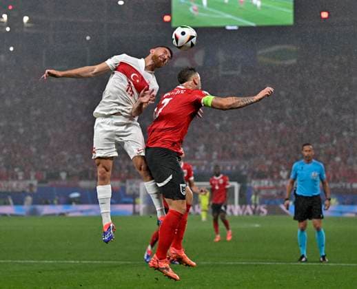 02.07.2024, Fussball UEFA EURO, EM, Europameisterschaft,Fussball 2024, Achtelfinale, Österreich - Türkei, in der RB Arena Leipzig, v.l. Salih Özcan (Türkei) gegen Marko Arnautovic (Österreich)