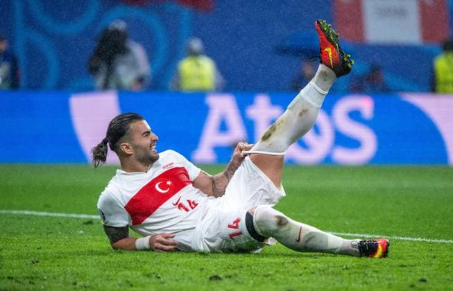 Fussball, Herren, Saison 2023 24, UEFA EURO, EM, Europameisterschaft,Fussball EM 2024, Achtelfinale in Leipzig, Österreich - Türkei, Abdülkerim Bardakci (Türkei) mit Krämpfen, 02.07. 2024, Copyright: xMatthiasxKochx