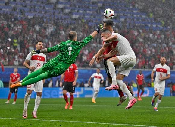 02.07.2024, Fussball UEFA EURO, EM, Europameisterschaft,Fussball 2024, Achtelfinale, Österreich - Türkei, in der RB Arena Leipzig, Christoph Baumgartner (Österreich) scheitert an Mert Günok (Türkei)