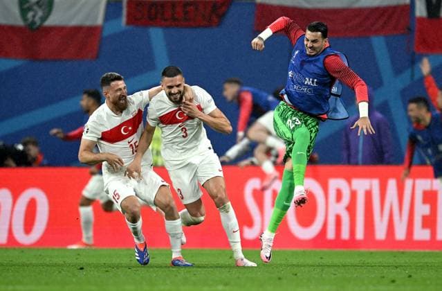 Fussball Euro 2024 Achtelfinale 02.07.2024 Oesterreich - Tuerkei Jubel Tuerkei nach dem Tor zum 0-2 , von links, Salih Oezcan, Torschuetze Merih Demiral und Torwart Ugurcan Cakir