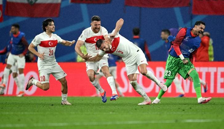 Fussball Euro 2024 Achtelfinale 02.07.2024 Oesterreich - Tuerkei Jubel Tuerkei nach dem Tor zum 0-2 , von links, Ferdi Kadioglu, Salih Oezcan, Torschuetze Merih Demiral und Torwart Ugurcan Cakir