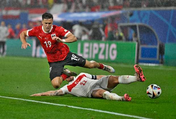 02.07.2024, Fussball UEFA EURO, EM, Europameisterschaft,Fussball 2024, Achtelfinale, Österreich - Türkei, in der RB Arena Leipzig, Kaan Ayhan (Türkei) holt Christoph Baumgartner (Österreich) von den Füßen