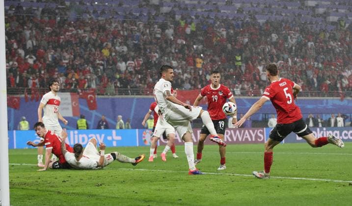 02.07.2024, xtgx, Fussball EM 2024 1 8 Finale, Österreich - Türkei emspor, v.l. Okay Yokuslu (Türkei Tuerkei), Stefan Posch (Oesterreich) (UEFA REGULATIONS PROHIBIT ANY USE OF PHOTOGRAPHS as IMAGE SEQUENCES and or QUASI-VIDEO) Leipzig
