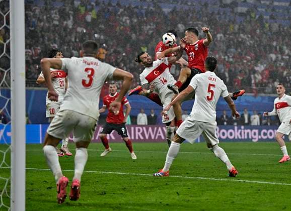 02.07.2024, Fussball UEFA EURO, EM, Europameisterschaft,Fussball 2024, Achtelfinale, Österreich - Türkei, in der RB Arena Leipzig, v.l. Abdülkerim Bardakci (Türkei), gegen Michael Gregoritsch (Österreich) und Florian Kainz (Österreich)