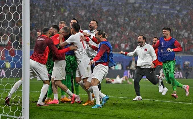 02.07.2024, Fussball UEFA EURO, EM, Europameisterschaft,Fussball 2024, Achtelfinale, Österreich - Türkei, in der RB Arena Leipzig, Mert Günok (Türkei) wird beim Jubel umzingelt