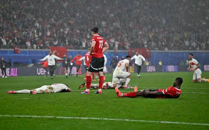 Sport Bilder des Tages Sport Bilder des Tages 02.07.2024, Fussball UEFA EURO, EM, Europameisterschaft,Fussball 2024, Achtelfinale, Österreich - Türkei, in der RB Arena Leipzig, alle liegen am Boden ob Türken oder Österreicher, mitten drinnen Michael Gregoritsch (Österreich) der traurig ist