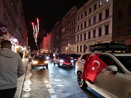 Berlin, Deutschland, 02.07.2024: Kreuzberg: Fußball-EM 2024, Achtelfinale, Österreich - Türkei: Türken feiern mit Feuerwerk den Sieg ihrer Mannschaft und den Einzug ins Viertelfinale Copyright: xdtsxNachrichtenagenturx dts_42950
