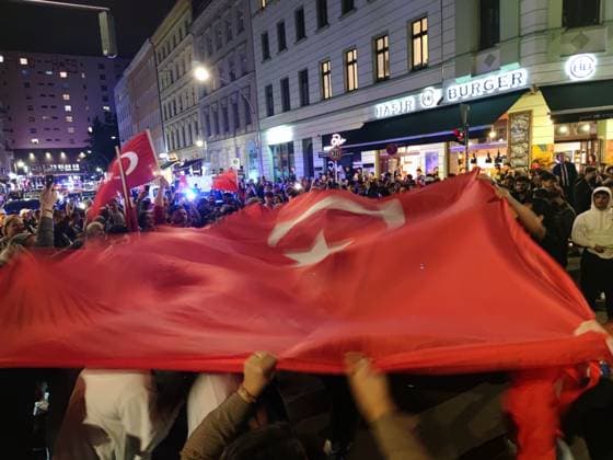 Berlin, Deutschland, 02.07.2024: Kreuzberg: Fußball-EM 2024, Achtelfinale, Österreich - Türkei: Türken feiern den Sieg ihrer Mannschaft und den Einzug ins Viertelfinale Copyright: xdtsxNachrichtenagenturx dts_42949