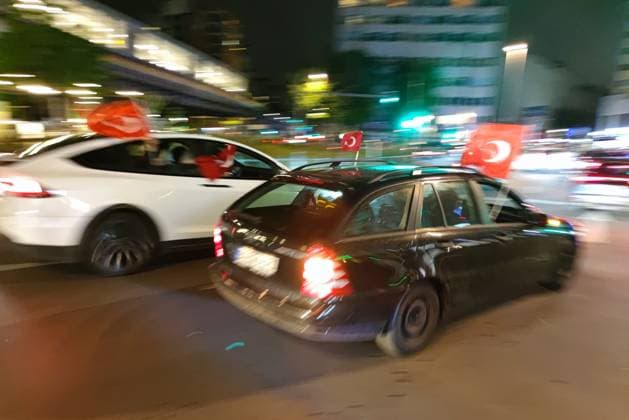 Berlin, Deutschland, 02.07.2024: Kreuzberg: Fußball-EM 2024, Achtelfinale, Österreich - Türkei: Türken feiern am Kottbusser Tor den Sieg ihrer Mannschaft und den Einzug ins Viertelfinale Copyright: xdtsxNachrichtenagenturx dts_42951