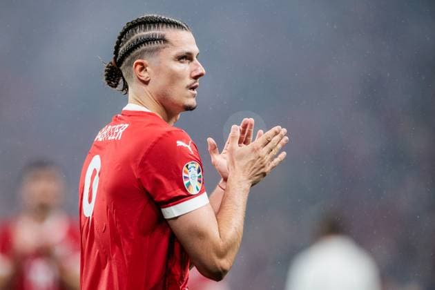 UEFA EURO, EM, Europameisterschaft,Fussball 2024: Österreich - Türkei; 02.07.2024 Marcel Sabitzer (Österreich, 9) applaudiert Richtung Fans im Regen nach der Niederlage und dem damit verbundenen Turnieraus UEFA EURO 2024: Österreich - Türkei; Leipzig Stadion, Leipzig am 02.07.2024 Copyright: xBEAUTIFULxSPORTS Wunderlx