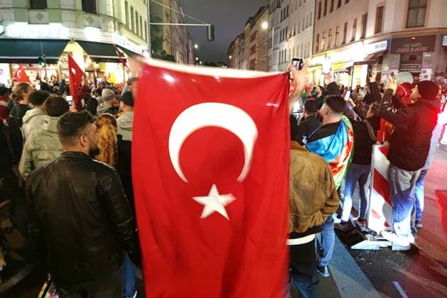 Berlin, Deutschland, 02.07.2024: Kreuzberg: Fußball-EM 2024, Achtelfinale, Österreich - Türkei: Türken feiern den Sieg ihrer Mannschaft und den Einzug ins Viertelfinale Copyright: xdtsxNachrichtenagenturx dts_42956