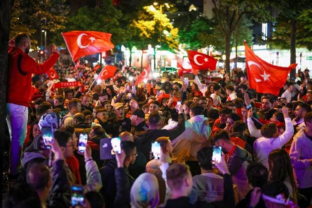 02.07.2024, Hamburg, Tausende türkische Fans feiern nach dem Sieg der Türkei auf der hamburger Reeperbahn den Einzug ins Viertelfinale. Es werden jubelnd Rauchtöpfe, bengalos, Blinker, bengalisches Feuer und Feuerwerk gezündet. Hamburg Deutschland