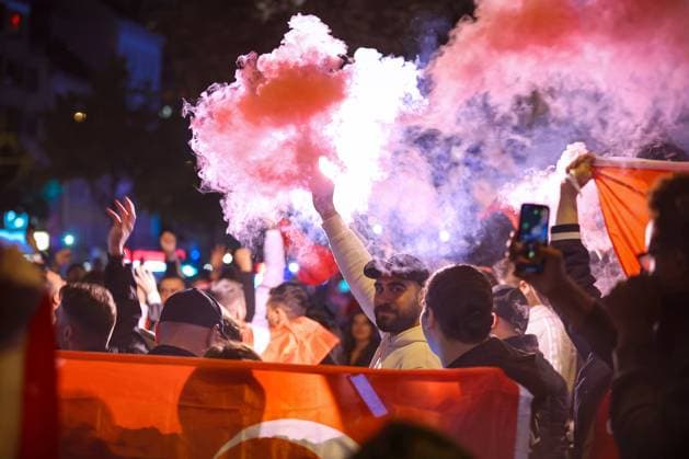02.07.2024, Hamburg, Tausende türkische Fans feiern nach dem Sieg der Türkei auf der hamburger Reeperbahn den Einzug ins Viertelfinale. Es werden jubelnd Rauchtöpfe, bengalos, Blinker, bengalisches Feuer und Feuerwerk gezündet. Hamburg Deutschland