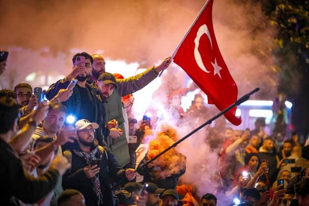 Sport Bilder des Tages 02.07.2024, Hamburg, Tausende türkische Fans feiern nach dem Sieg der Türkei auf der hamburger Reeperbahn den Einzug ins Viertelfinale. Es werden jubelnd Rauchtöpfe, bengalos, Blinker, bengalisches Feuer und Feuerwerk gezündet. Hamburg Deutschland